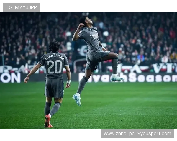 皇马中场插上远射，弧线破网点燃看台——一场令人热血沸腾的经典之战