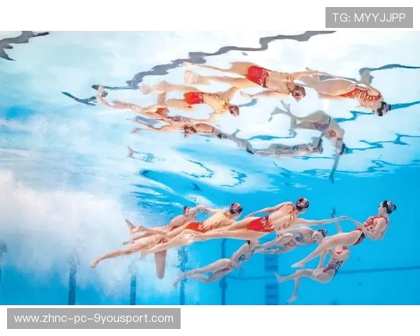 花样游泳组合同步入水动作美得窒息